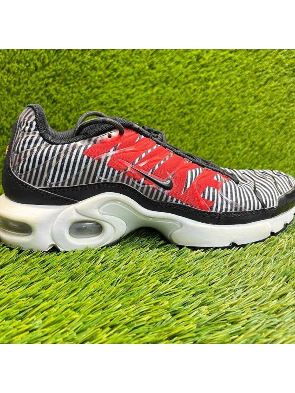 Nike Air Max Plus TN SE Boys Size 7Y Black White Athletic Running Shoes Sneakers